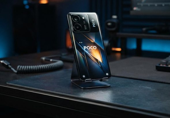 A készülék elegáns stúdiókörnyezetben: a modern asztali elrendezés és a hangulatos megvilágítás méltó keretet ad a prémium teljesítményű okostelefonnak. POCO X8 Pro Max teszt