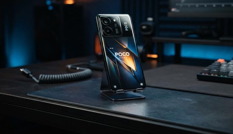A készülék elegáns stúdiókörnyezetben: a modern asztali elrendezés és a hangulatos megvilágítás méltó keretet ad a prémium teljesítményű okostelefonnak. POCO X8 Pro Max teszt