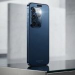 Az iPhone Ultra megújult mobil már természetes nyelvi parancsok alapján képes komplex munkafolyamatokat vagy egyedi automatizmusokat létrehozni. A fotósok munkáját intelligens képmódosító szolgáltatások és azonnali képi keresőfunkciók segítik a 48 megapixeles főkamerán keresztül. A lenyűgöző multitasking élményt a kinyitott állapotban elérhető, 4:3-as képarányú kijelző támogatja. Amelyen az iPad-szerű osztott képernyős munkavégzés hatékony. Az egésznapos, intenzív terhelést az összecsukható mezőnyben egyedülállónak számító, hatalmas, 5800 mAh-s akkumulátor biztosítja. Ez a prémium kategóriás készülék teljesen újraírhatja a hordozható számítástechnika szabályait. Kialakítás és a forradalmi zsanértechnológia A legfrissebb iparági értesülések és kiszivárgott prototípusok szerint az iPhone Ultra egy könyvszerűen nyitható, elegáns hibrid eszköz. Összecsukott állapotban egy kompakt formavilágot kapunk, amely kényelmesen elfér a zsebben. Míg kinyitva egy kisebb táblagép méretű felület tárul elénk. Az Apple mérnökei éveken át kísérleteztek a tökéletes mechanizmus létrehozásán, hogy kiküszöböljék a konkurencia legfőbb hibáit. A megoldás kulcsa egy speciális folyékony fém és titán ötvözetéből készült zsanér, amely hihetetlen tartósságot biztosít minimális súly mellett. Ezt egészíti ki egy újszerű, optikailag tiszta ragasztóréteg, amely rugalmas párnaként működik a panel alatt, így csökkentve a mechanikai feszültséget. A zárt állapotban alig tizenegy milliméteres, kinyitva pedig elképesztően vékony, mindössze négy és fél milliméteres vastagság igazi mérnöki bravúr. Amellyel a gyártó az eddigi legvékonyabb hajlítható modellt alkothatja meg. Dupla kijelző a maximális hatékonyságért Az iPhone Ultra vizuális élményét két különálló OLED panel biztosítja. A külső borításon egy kisebb, nagyjából öt és fél hüvelykes kijelző kapott helyet. Amely tökéletesen alkalmas a gyors üzenetváltásokra, híváskezelésre és az értesítések ellenőrzésére. Amikor azonban kinyitjuk a telefont, egy közel nyolc hüvelykes, lenyűgöző belső képernyő fogad minket, amelynek négy a háromhoz arányú kialakítása az iPad mini sokoldalúságát idézi. Ez a hatalmas munkafelület a tartalomfogyasztást új szintre emeli, de a professzionális munkavégzést is támogatja. A panel egyedi üvegszendvics-struktúrát használ, amely két ultra-vékony üvegréteg közé zárja magát a kijelzőt, így nyújtva egyszerre karcállóságot és rugalmasságot. Nyers erő és megváltozott biztonság Felépítés terén az Apple nem ismer kompromisszumot, így a készülék a legújabb generációs, két nanométeres gyártástechnológiával készülő A-szériás processzort kapta. Ez a lapka elképesztő számítási kapacitást garantál, amely elengedhetetlen a fejlett funkciók zökkenőmentes futtatásához. A rendszer sebességét és a többfeladatos munkavégzést tetemes mennyiségű, tizenkét gigabájtos belső memória támogatja. Érdekes változást hoz azonban a biztonsági hitelesítés. Mivel a telefon kinyitott állapotban rendkívül vékony, a megszokott arcfelismerő rendszer helyett az Apple visszatér a bevált ujjlenyomat-olvasóhoz. A Touch ID érzékelőt közvetlenül a készülék oldalán található bekapcsológombba integrálták. Ami rendkívül ergonomikus és gyors feloldást tesz lehetővé, függetlenül attól, hogy nyitott vagy zárt állapotban használjuk a telefont. A prémium kategória Az iPhone Ultra egyértelműen a technológiai rajongókat és azokat a prémium felhasználókat célozza meg, akik nem akarnak külön telefont és táblagépet hordani magukkal. A moduláris belső felépítésnek köszönhetően a telefon ráadásul az eddigi legjobban javítható Apple eszközök közé tartozhat, ami növeli az élettartamát. Bár az árcédula várhatóan a csúcskategóriás hordozható számítógépek szintjét súrolja majd, az előzetes piaci felmérések szerint a felhasználók jelentős része nyitott erre a koncepcióra. Az iPhone Ultra nem egyszerűen egy új telefon a palettán, hanem a mobiltechnológia következő évtizedének az alapja. A készülék legújabb specifikációit, színválasztékát és az elérhetőséggel kapcsolatos hivatalos részleteket közvetlenül a gyártó felületén, az Apple hivatalos weboldalán találod meg. Ha szeretnél az elsők között értesülni a pontos hazai árakról és a rendelés elindításáról, érdemes folyamatosan figyelemmel kísérni az Apple Áruház iPhone-szekcióját. Phone Ultra csúcsmobil